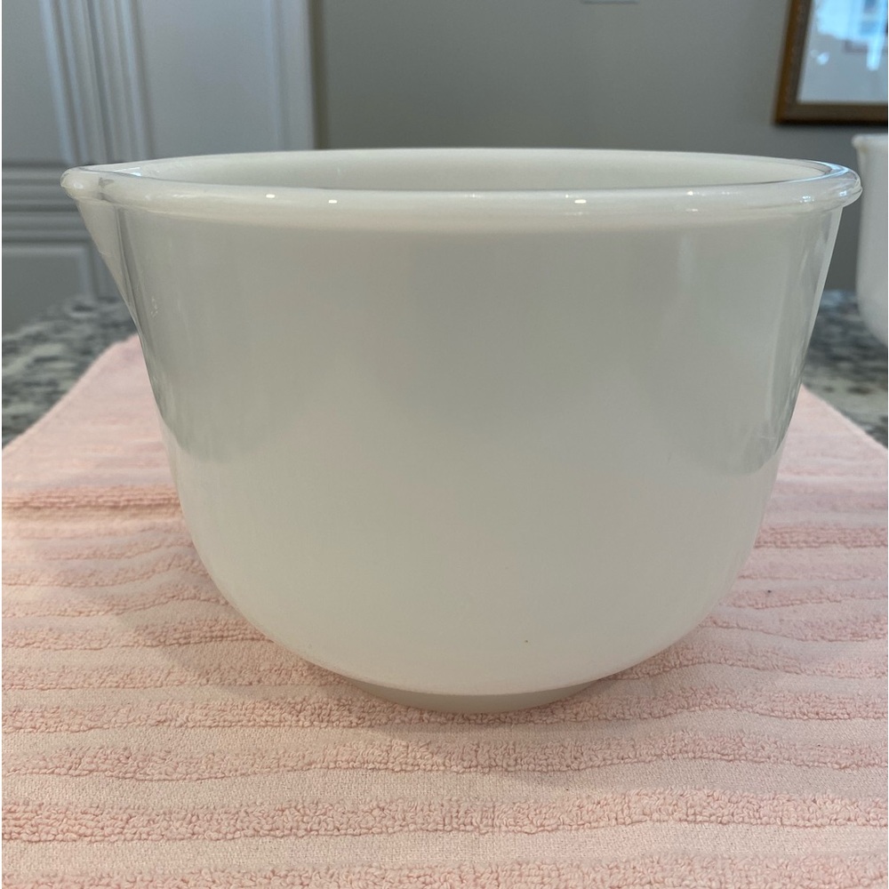 SET OF 2 VINTAGE GLASBAKE FOR SUNBEAM MILK GLASS BATTER BOWLS WITH SPOUTS